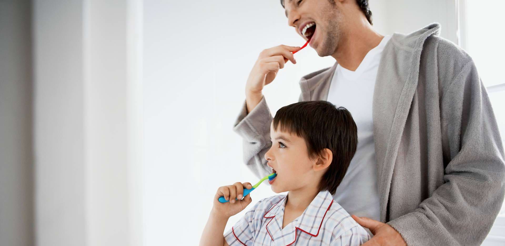 tata i syn myją zęby